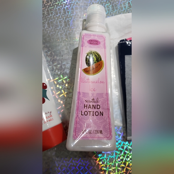 One Estee Lauder make-up zip bag, and two hand creams - Picture 2 of 6